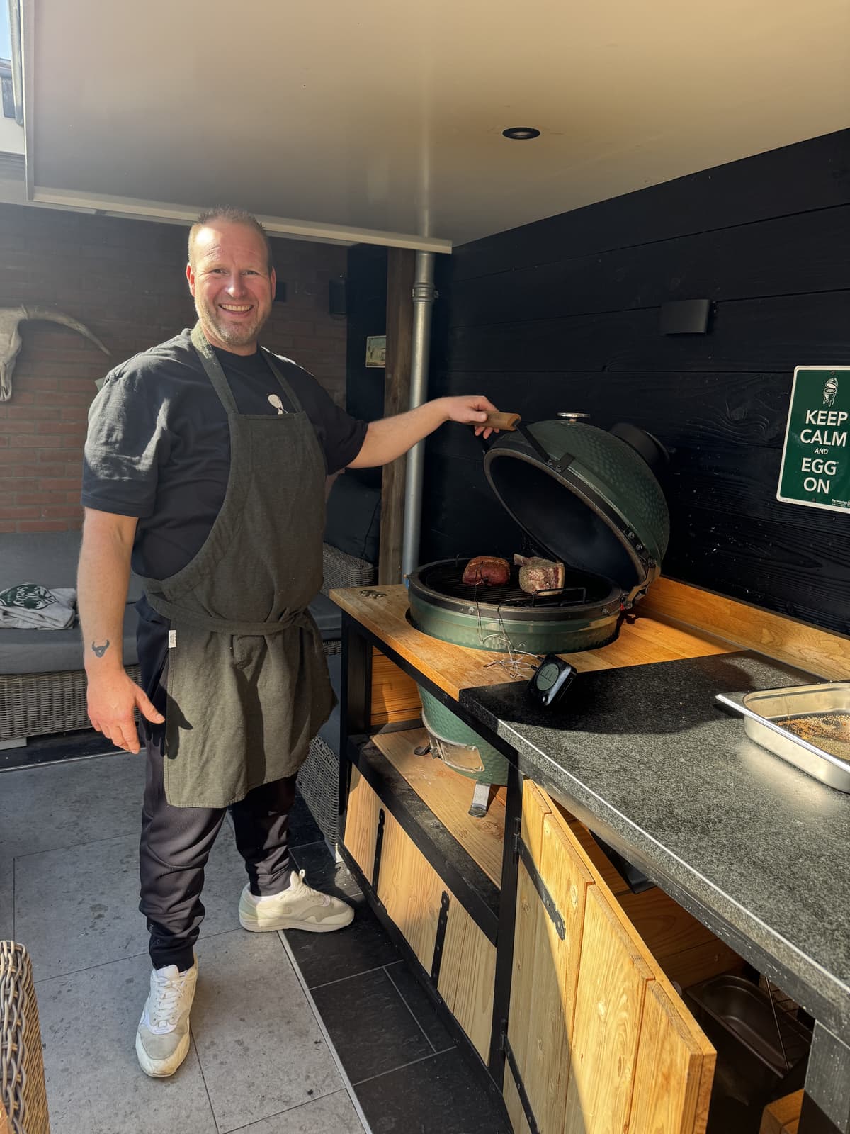 Jeroen bij zijn Green Egg kamado